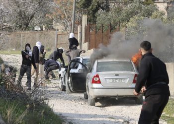 West Bank: Settlers attack Palestinian homes, cars
