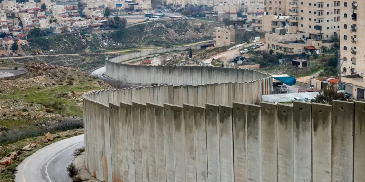New Israeli separation wall to encircle Ramallah town