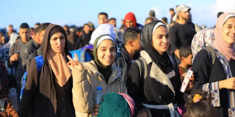 Hundreds of thousands of Palestinians flood back to Northern Gaza, foiling displacement Plans