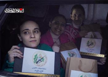 Hamas Grants Certificates, Commemorative Gifts to Released Israeli Women