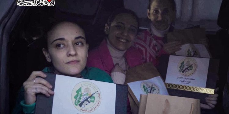 Hamas Grants Certificates, Commemorative Gifts to Released Israeli Women