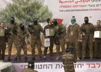 Israeli Captive Kisses Resistance Fighter’s Forehead in Historic Moment