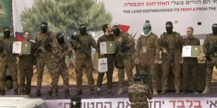 Israeli Captive Kisses Resistance Fighter’s Forehead in Historic Moment