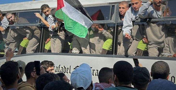 35 Long-Term Palestinian Prisoners Released in Sixth Phase of “Flood of Freedom” Deal