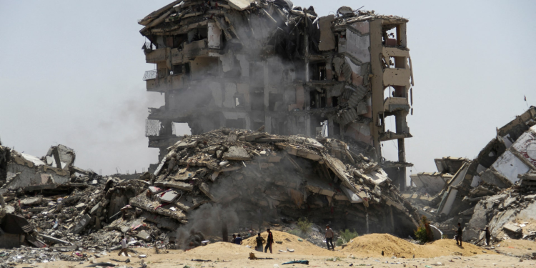 Over 30 Survive War-Damaged Home’s Collapse in Jabalia