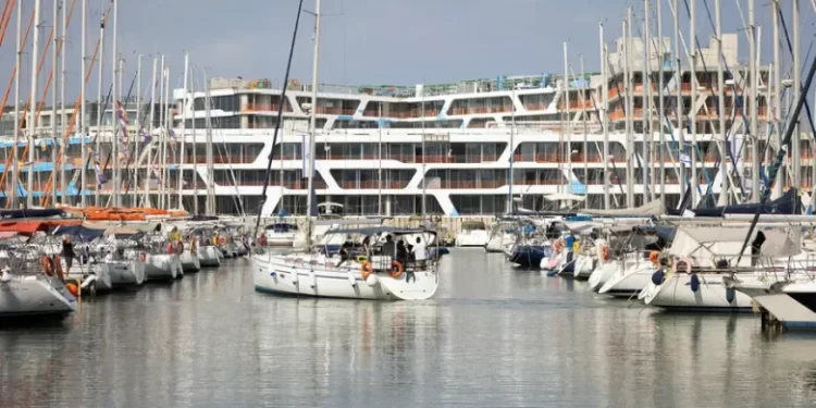 Growing Numbers of Israelis Flee by Sea Amid Tight Airport Restrictions, Security Fears
