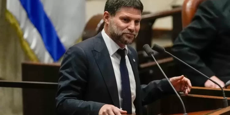 Smotrich Orders Halt to Israel-Palestinian Banks’ Transaction, Threatening Economy 
