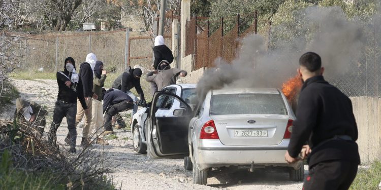 Settlers Set Fire to 3 Vehicles in Ramallah