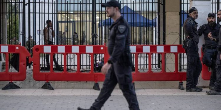 Israel Studies “Optimal Way” for Death Penalty of Palestinian Prisoners