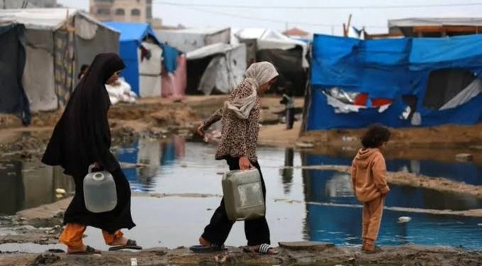 Displaced Families’ Tents Flooded as Heavy Rains Renew in Gaza