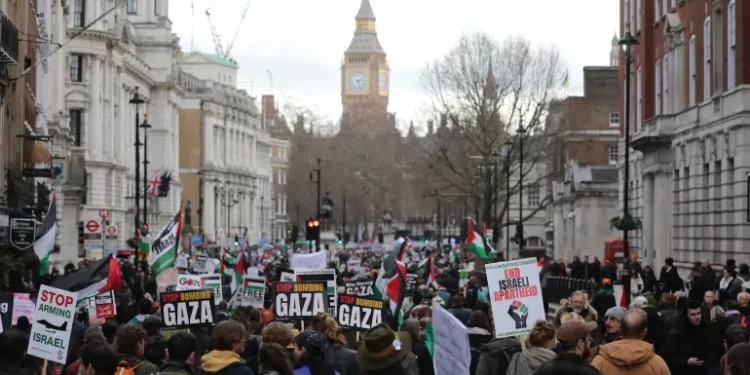 1,000 UK Councillors Sign Palestine Pledge to Divest from Israeli Arms Firms 