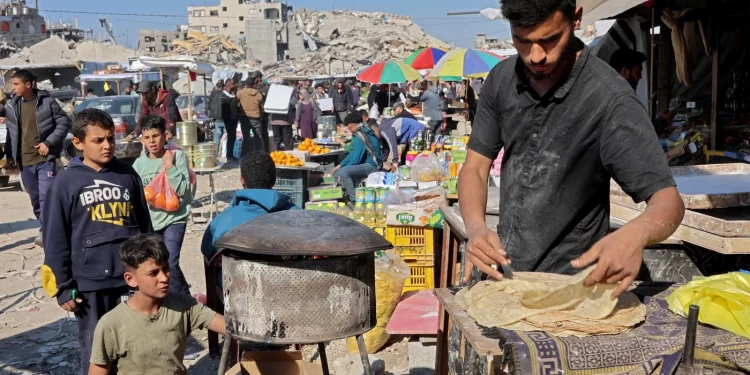 Gazans Complaint About Bank Account Closures Amid Shortages in Cash 